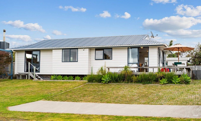 Omaha House | The Summer Pad - Omaha Holiday Home