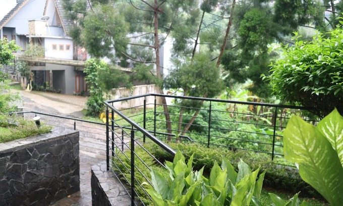 Ciburial House | Villa Babeh