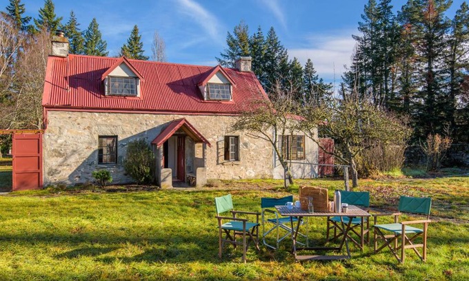 Albert Town House | Wanaka Stone Cottage - Wanaka Holiday Home
