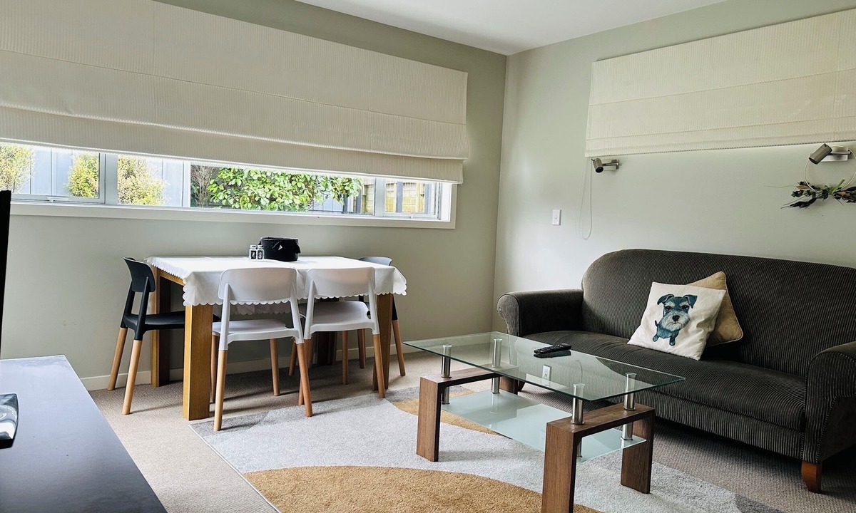 Wellington Apartment | Sunny house with garden views