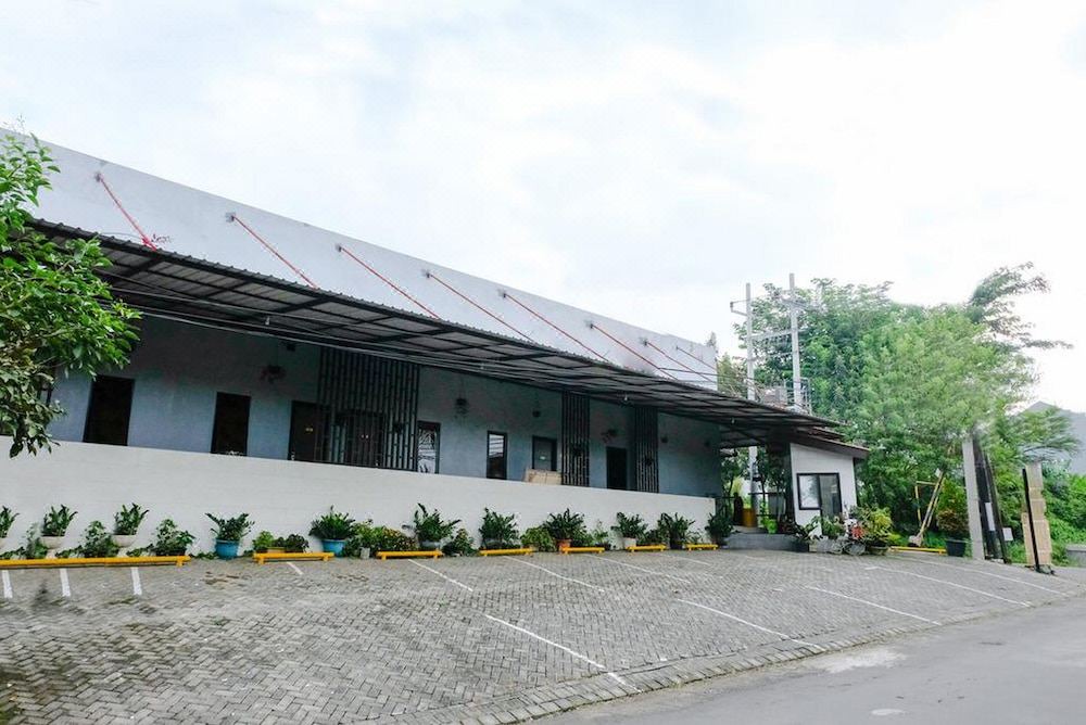 Photo of Buildings in Dinoyo