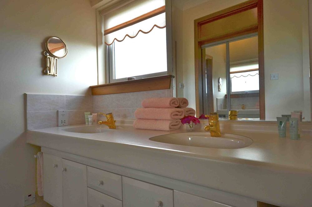 Photo of Bathroom in Lamlash