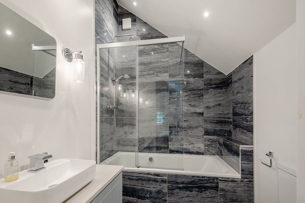 Photo of Bathroom in Lockerbie