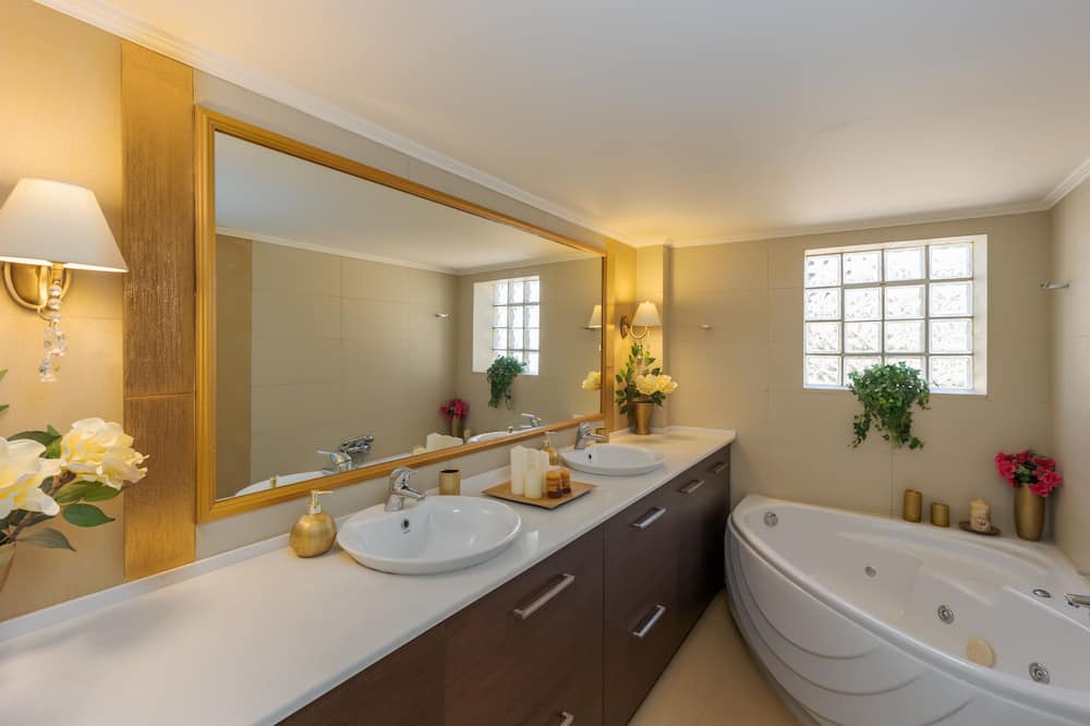 Photo of Bathroom in Rodhia