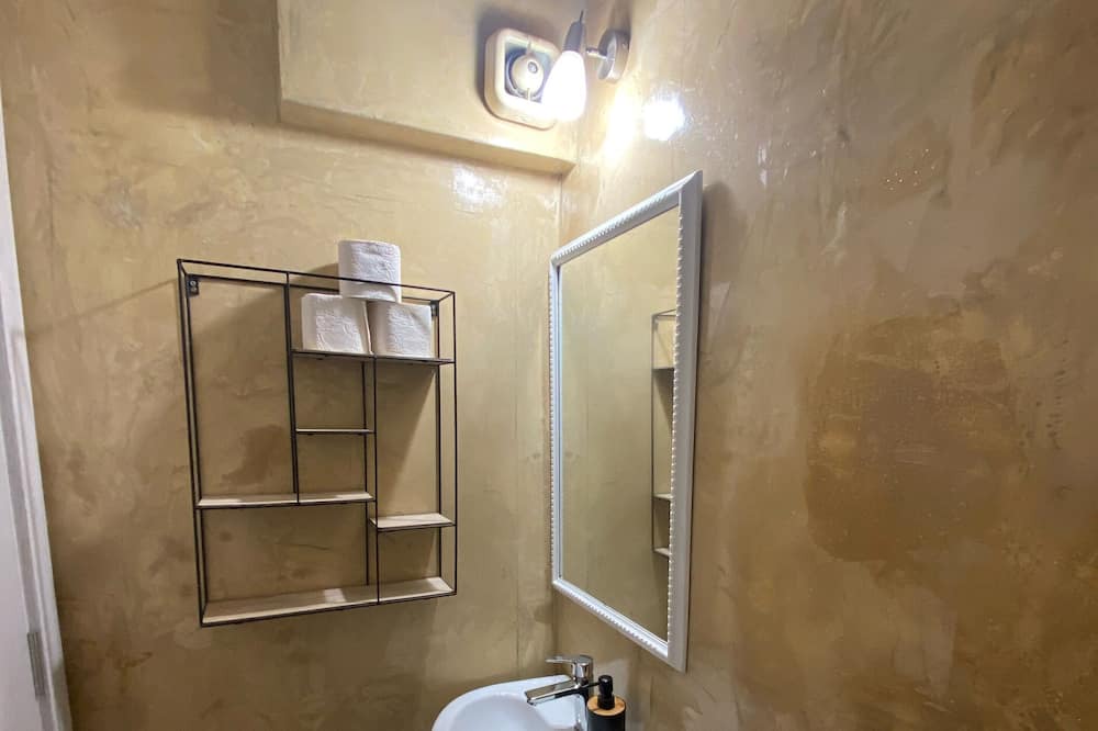 Photo of Bathroom in Drama