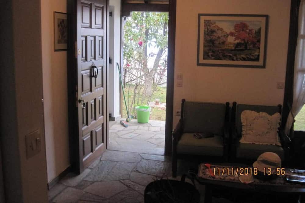Photo of Livingroom in Dhrepanon