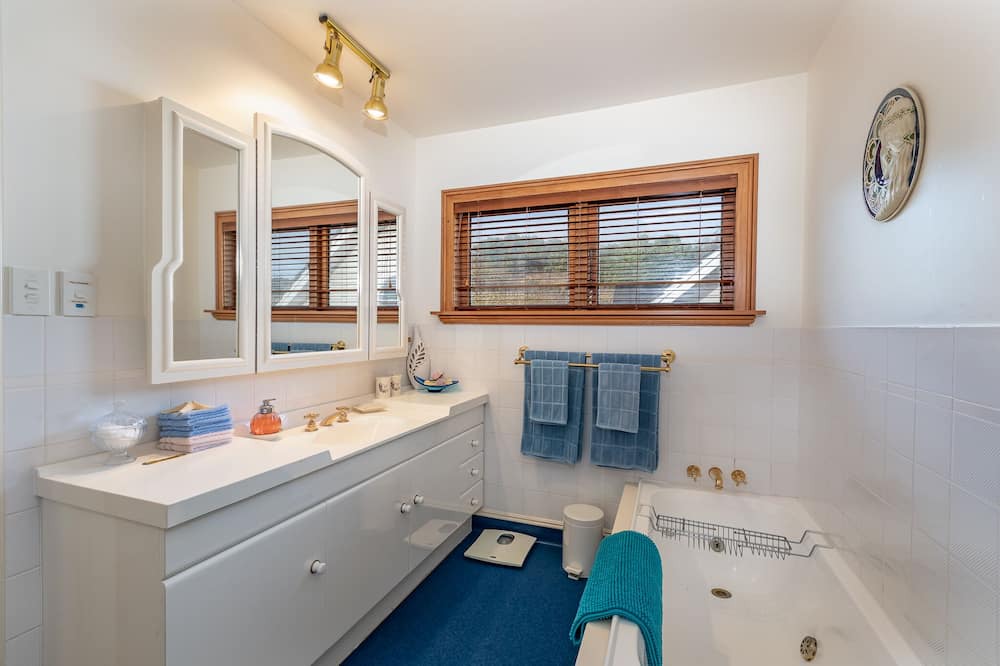 Photo of Bathroom in Waikanae
