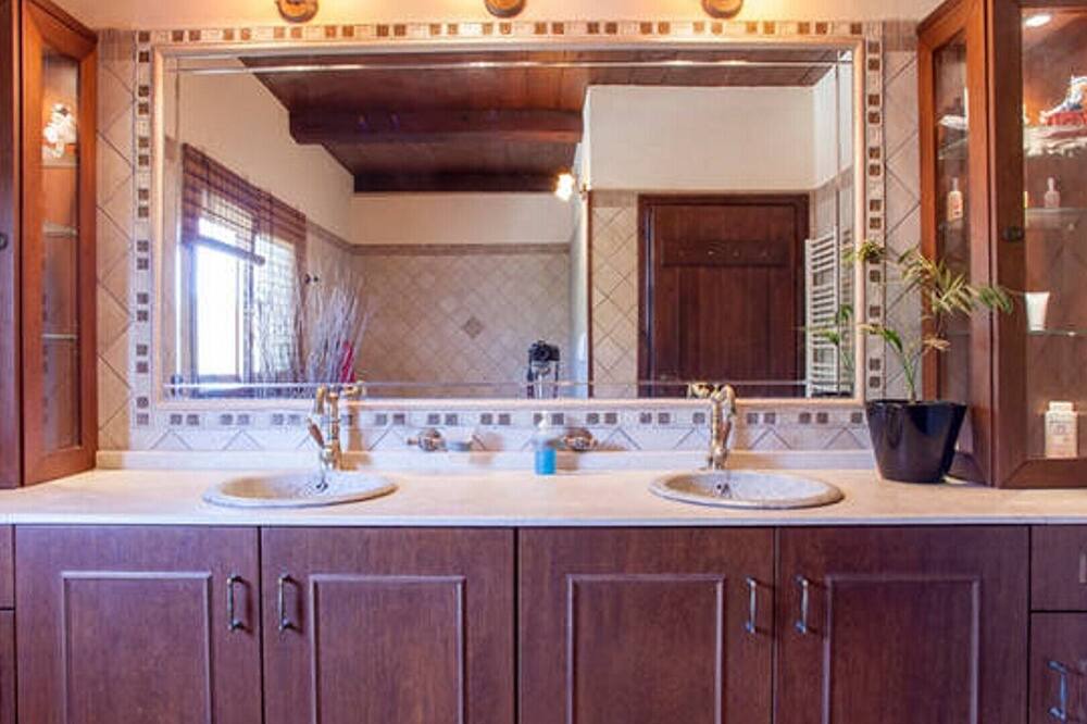 Photo of Bathroom in Nikos Kazantzakis