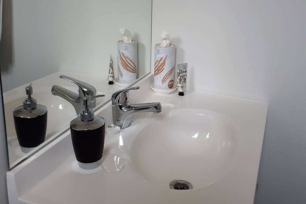 Photo of Bathroom in Makikihi