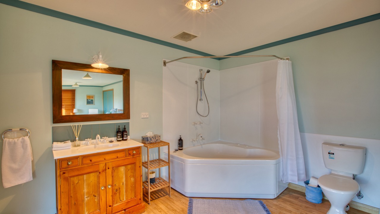 Photo of Bathroom in Binalong Bay