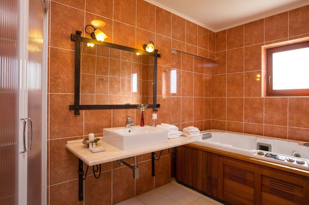 Photo of Bathroom in Nikos Kazantzakis