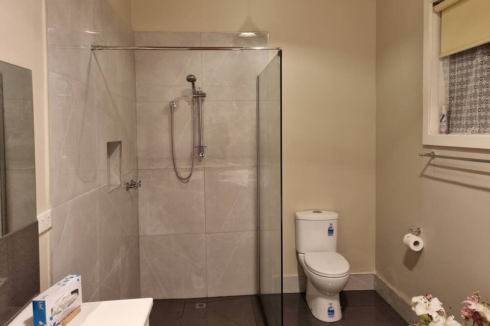 Photo of Bathroom in Claude Road