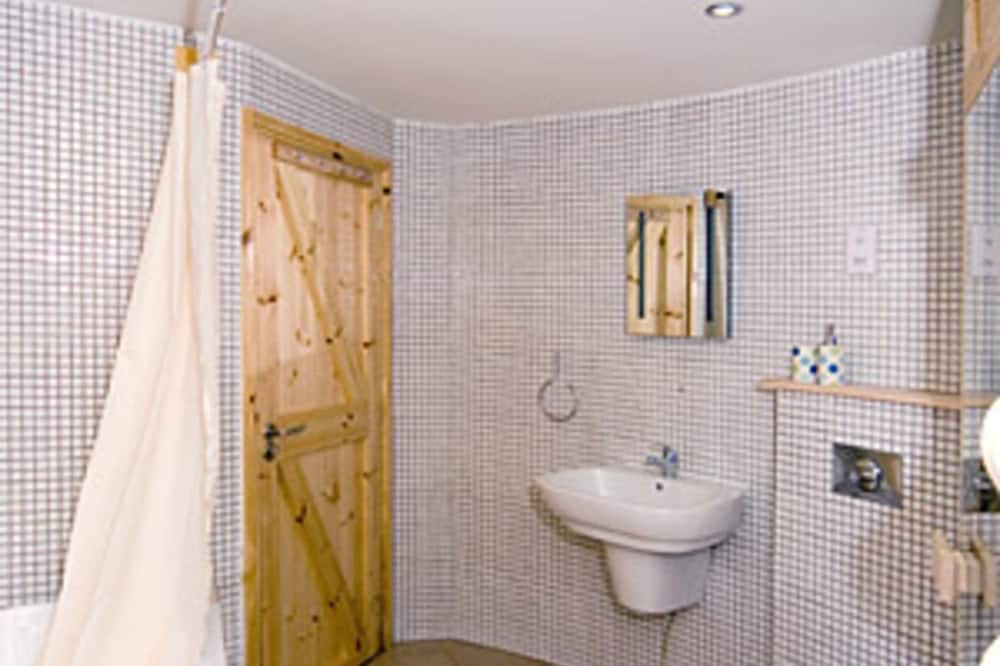 Photo of Bathroom in Taynuilt