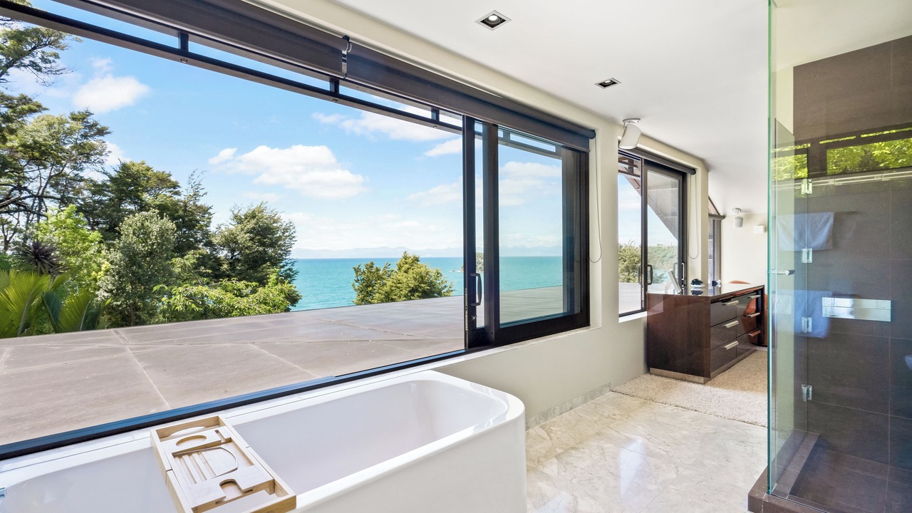 Photo of Bathroom in Ngaio Bay