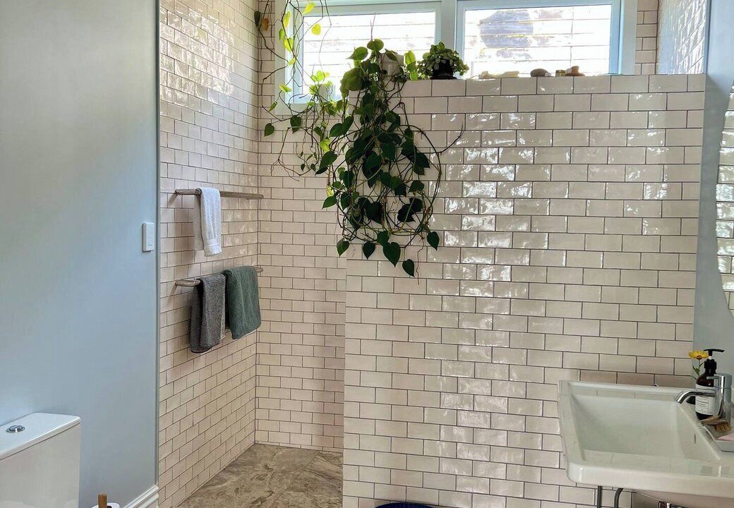 Photo of Bathroom in Narrow Neck