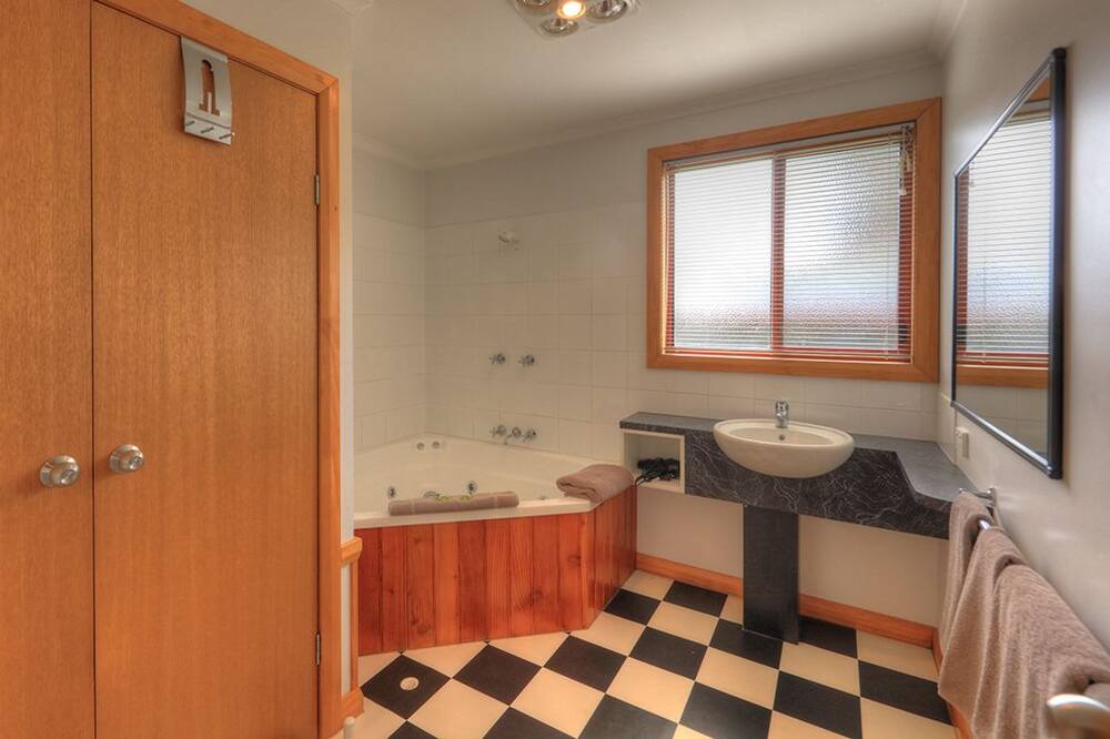 Photo of Bathroom in Bronte Park