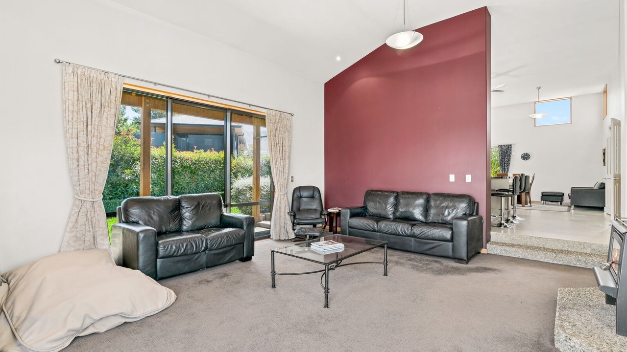 Photo of Livingroom in Lowburn