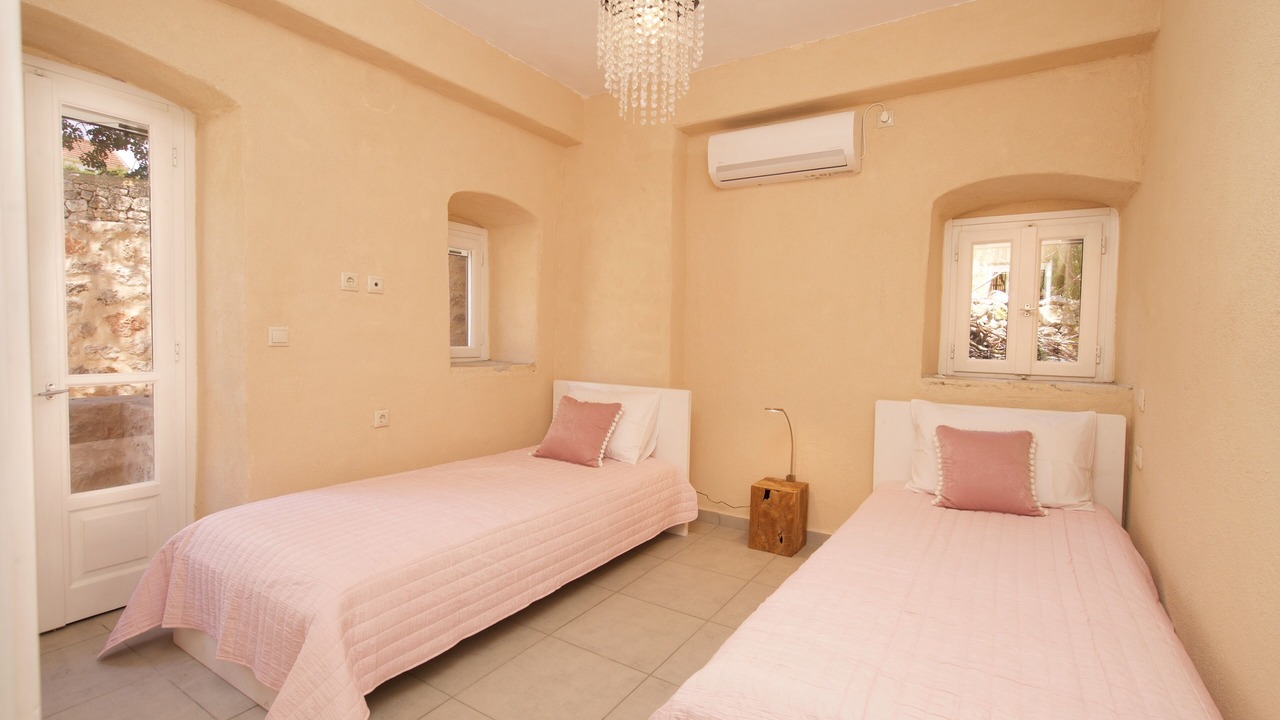 Photo of Bedroom in Tselendata