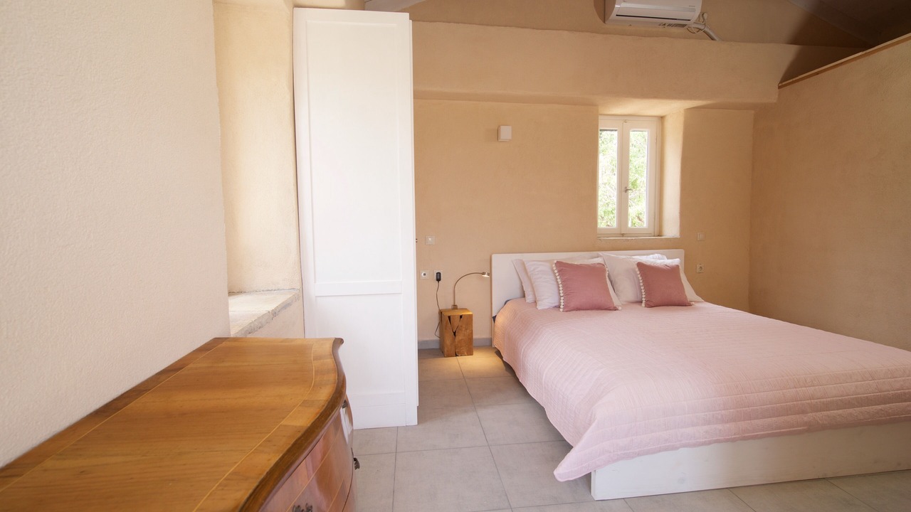 Photo of Bedroom in Tselendata