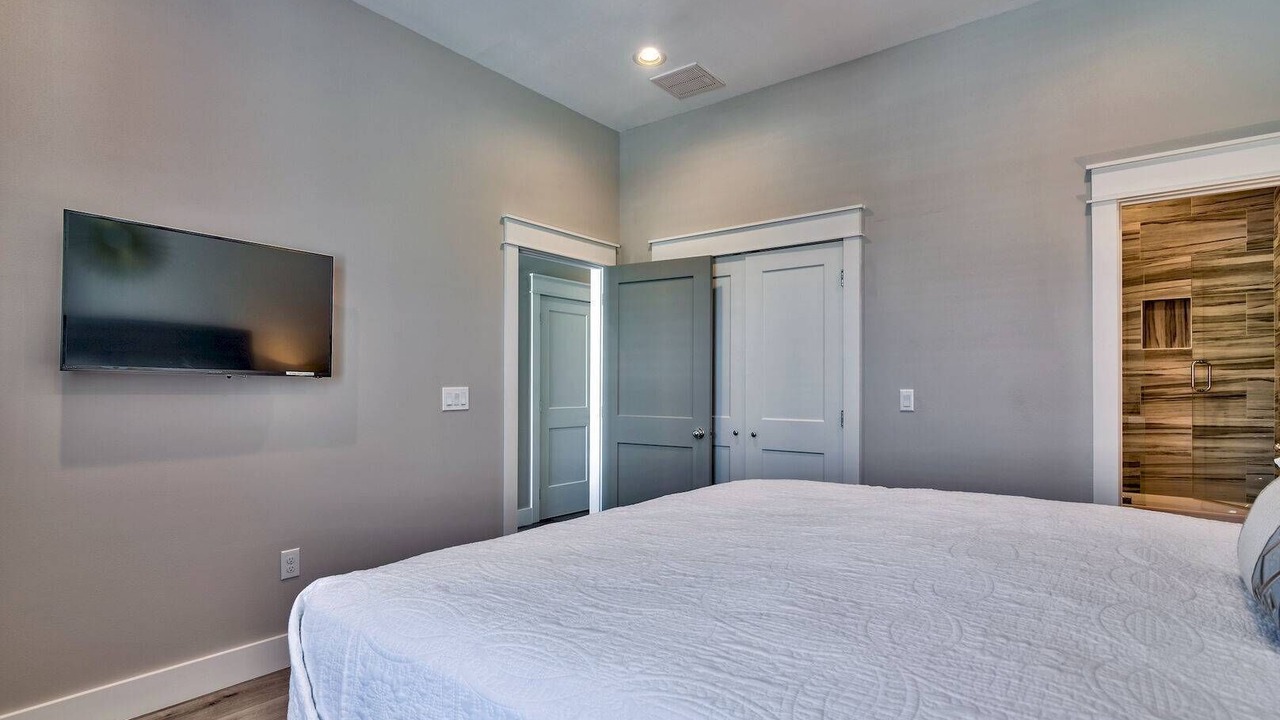 Photo of Bedroom in Crystal Shores