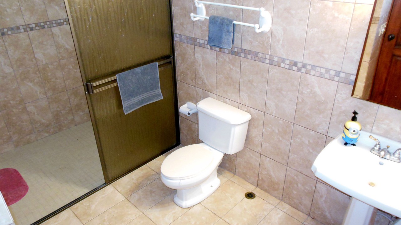 Photo of Bathroom in Roble