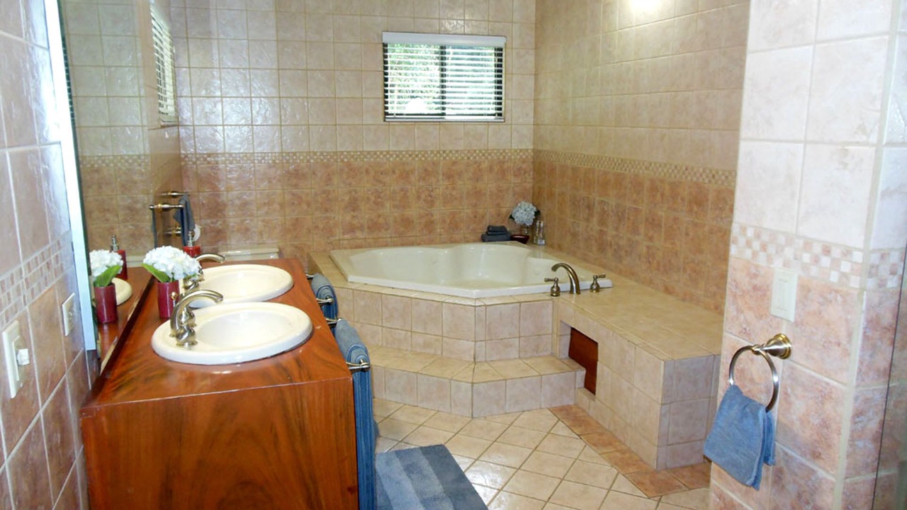 Photo of Bathroom in Roble