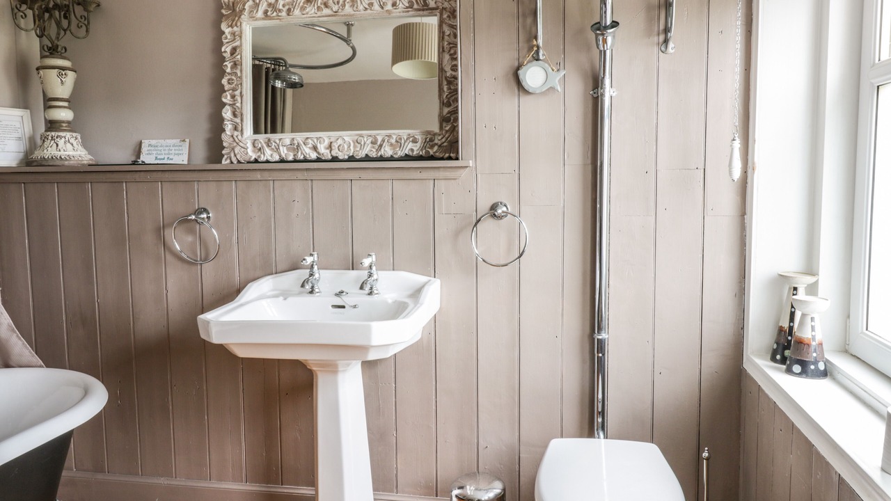 Photo of Bathroom in Cockburnspath