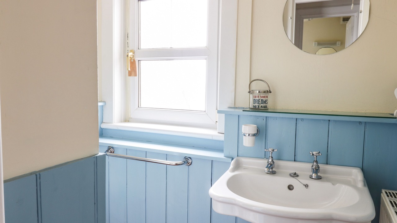 Photo of Bathroom in Cockburnspath