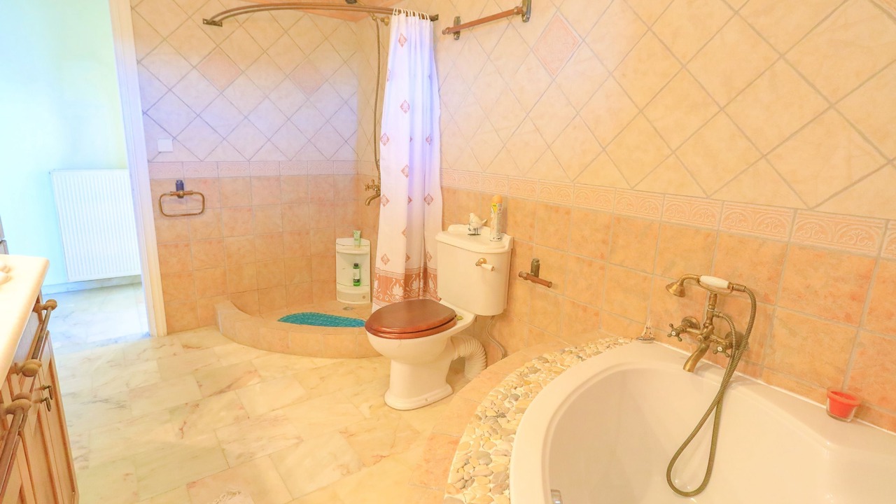 Photo of Bathroom in Petaleia