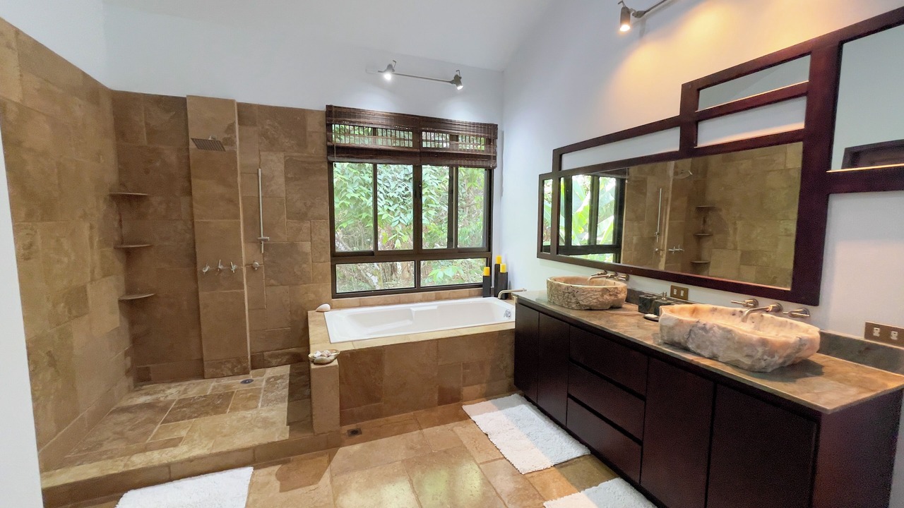 Photo of Bathroom in Dominical