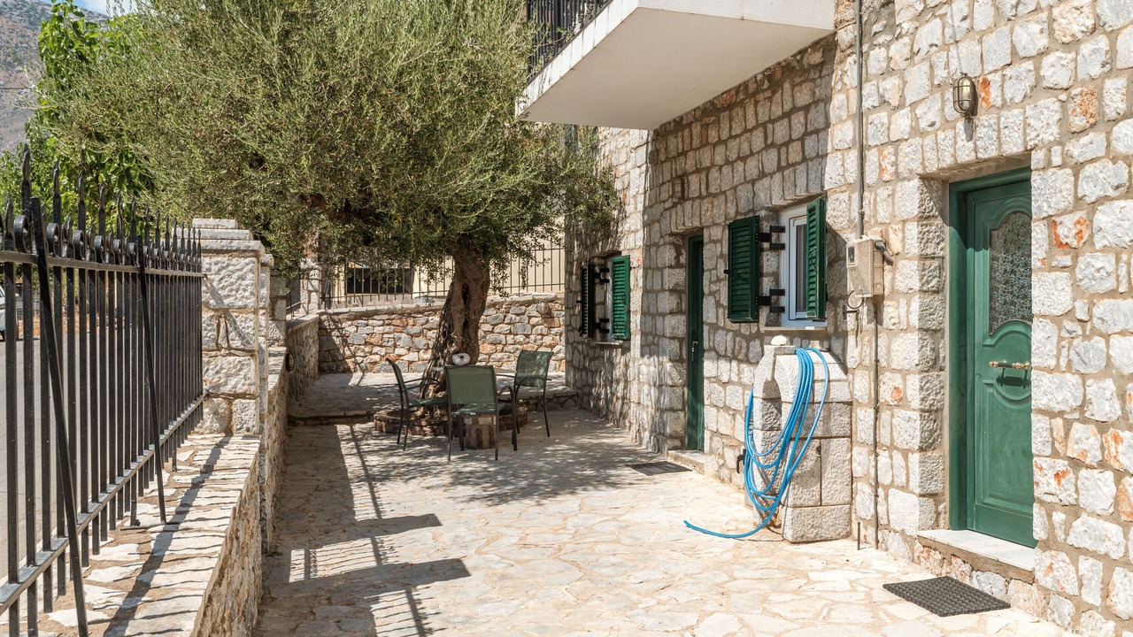 Photo of Patio Balcony in East Mani
