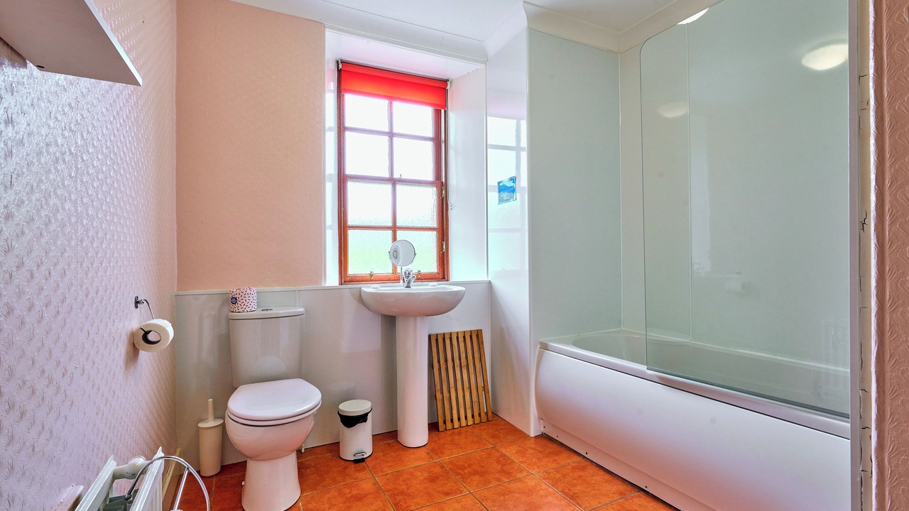 Photo of Bathroom in Bridgend of Lintrathen