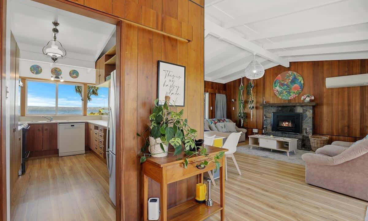 Photo of Livingroom in Hannahs Bay