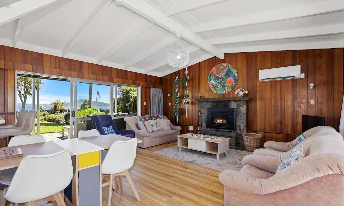 Photo of Livingroom in Hannahs Bay