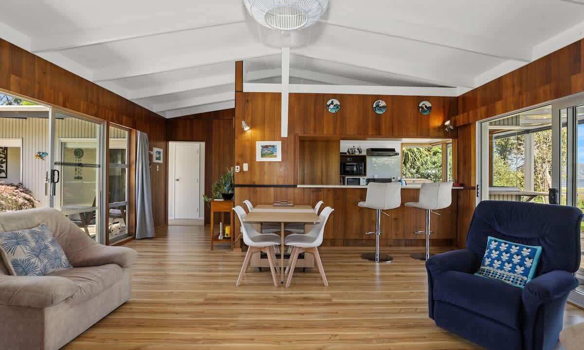 Photo of Livingroom in Hannahs Bay