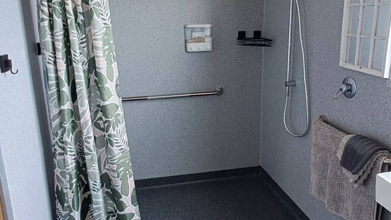 Photo of Bathroom in Meander