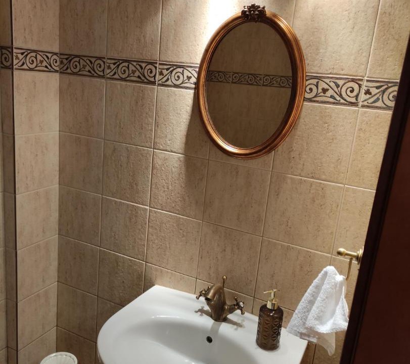 Photo of Bathroom in Drama
