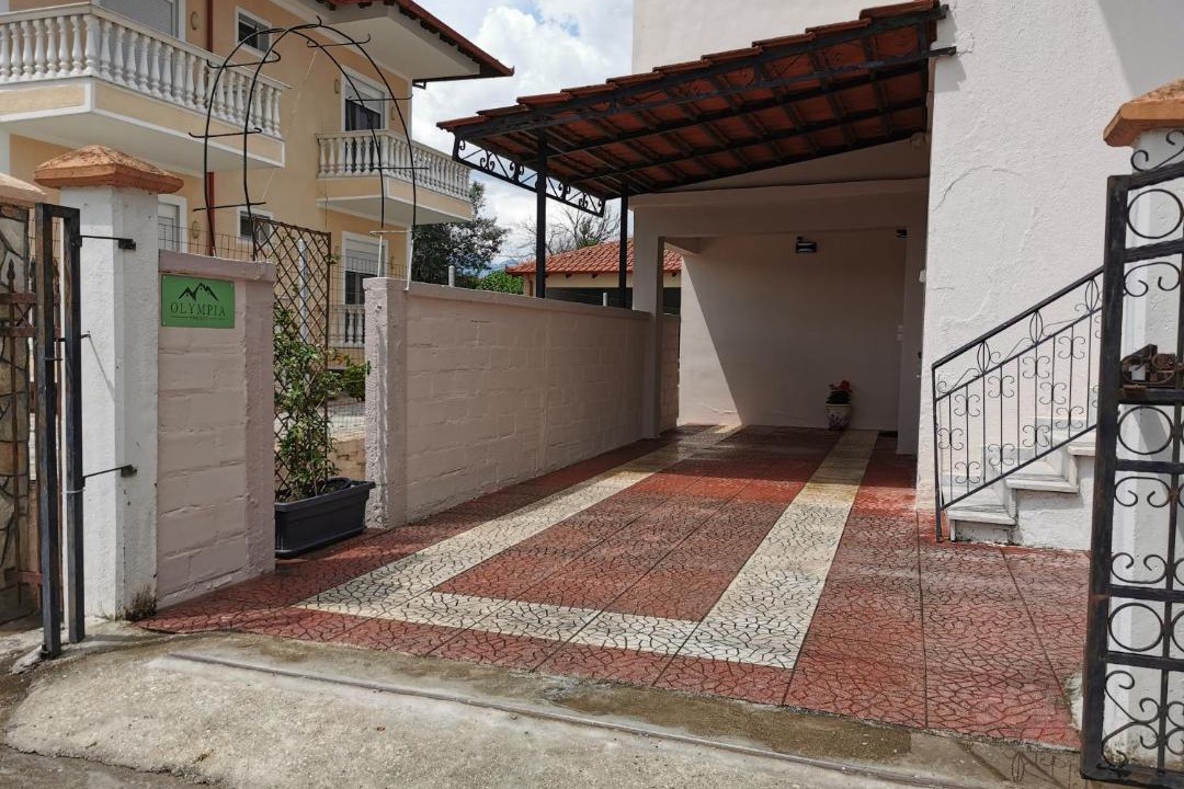 Photo of Buildings in Exaplatanos