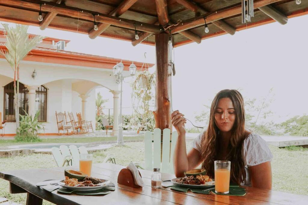 Photo of Human In Picture in Garabito