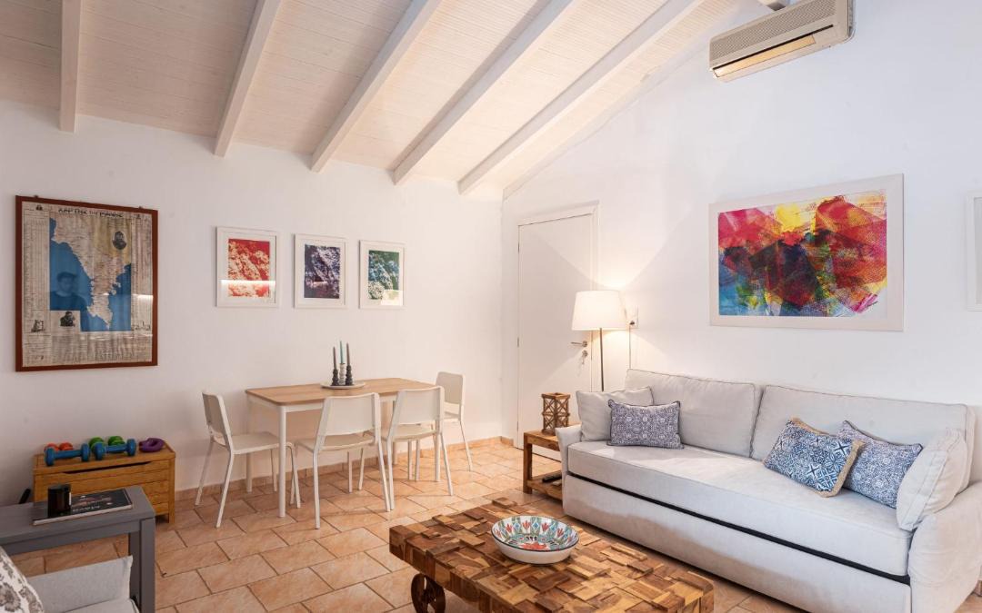 Photo of Livingroom in East Mani