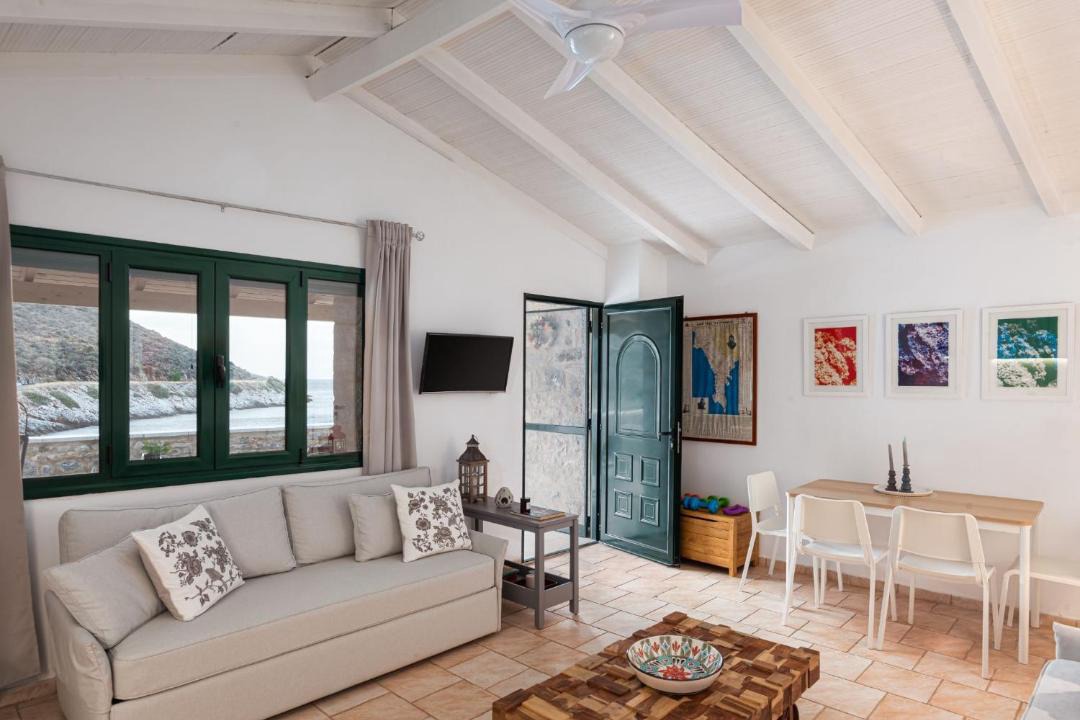 Photo of Livingroom in East Mani
