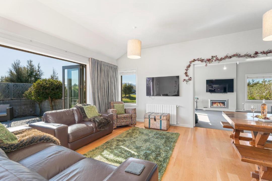 Photo of Livingroom in Albert Town