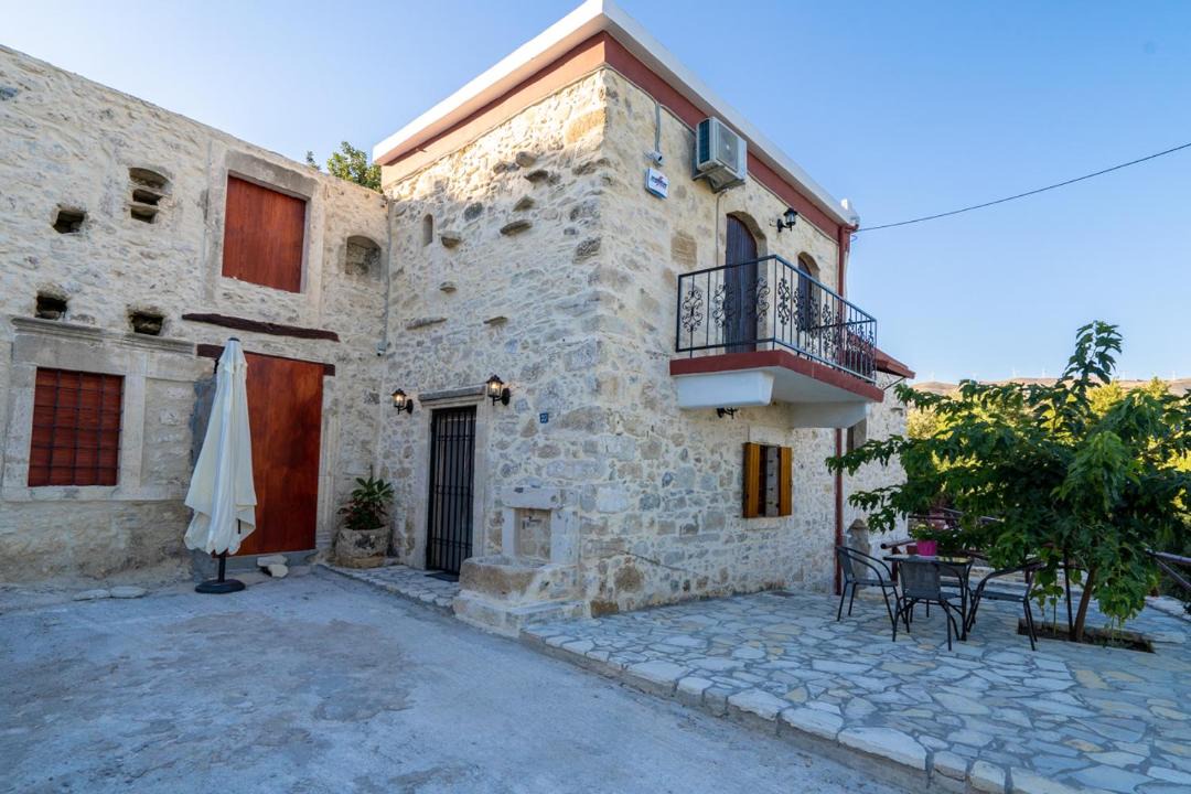 Photo of Buildings in Apomarma