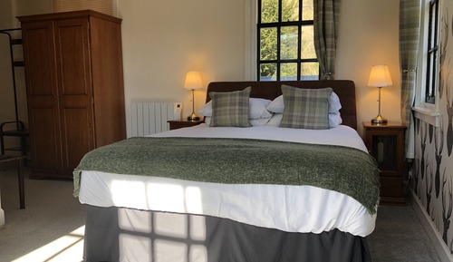 Deluxe Double Room, Ensuite, Mountain View (Green Room)