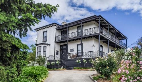 Arizona – Deluxe Queen Room with Bath, upstairs