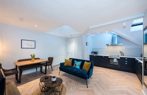 Old Town Apartment | Quiet, central 2 bedroom Royal Mile gem