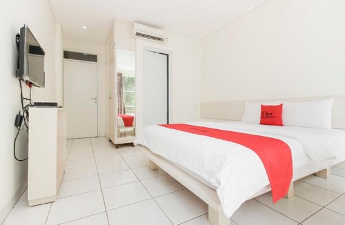 Pancoran Hotel | RedDoorz Near Pancoran