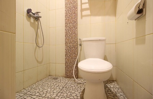 Sinduharjo Hotel | RedDoorz Plus @ Jalan Damai 2