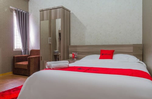 Cileunyi Hotel | RedDoorz Plus Near Ipdn