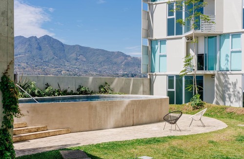 Hospital Apartment | Green Oasis at 21, City Views and Wonderland Vibes!